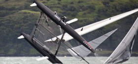 Jimmy Spithill überschlägt sich unter Gennaker. Aber die Schäden sind gering. © Gilles Martin-Raget / www.americascup.com