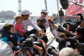 Fragen über Fragen. Die Segelstars stellen sich den heimischen Medien. © Nico Martinez/Barcelona World Race
