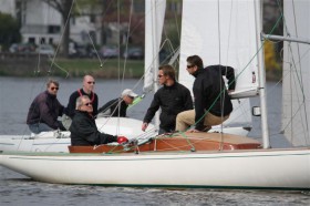 Ex Starboot und 470er Champ Michael Koch (r.) und Tornado Olympionike Florian Spalteholz helfen bei Friedrich Torneden aus. © P. Kaehl