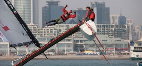 Luna Rossa Crew Manuel Modena mit einer Showeinlage vor dem chinesischen Segel-Publikum. © Lloyd Images