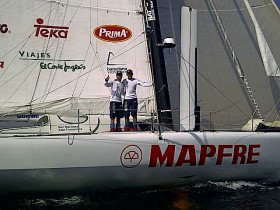 Endlich im Ziel. Die dreimaligen 49er Weltmeister haben das alte Schiff von Michel Desjoyeaux nonstop in einem Stück um die Welt gebracht. © Nico Martinez/Barcelona World Race