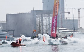 Enthusiastischer Empfang des Heimteams in Barcelona. "Mapfre" muss geschleppt werde, weil kein Tropfen Sprit mehr an Bord ist. © Nico Martinez/Barcelona World Race
