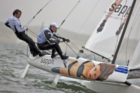 Frühstart gefährdet. Der Holländer Vincent Huntelman steuert seinen Nacra F18 mit dem auffälligen Branding von Dessous Hersteller sapph. © van der Borch/sapph