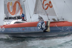 Der 105 Fuß lange Maxi-Trimaran Sodebo mit dem beschädigten Steuerbord-Schwimmer nach einer Wal-Kollision. © C. Launay/Sodebo