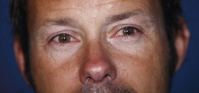 Thomas Coville mit rot geränderten Augen nach dem Überqueren "der verdammten Ziellinie" © C. Launay/Sodebo