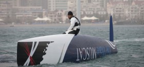 Khamis Al Anbouri sitzt genervt auf dem umgekippten "The Wave" Kat. © Lloyd Images/Extreme Sailing Series