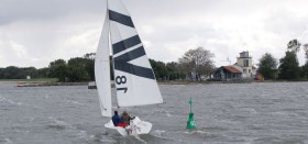 Per Schmetterling rausche ich mit Segel-Filme-Mann Jochen Lueg auf der Varianta 18 Richtung Greifswalder Bodden. © T. Kaltofen