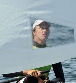 Der Modellathlet segelt überragend bei Starkwind kann aber auch konzentriert bei wenig Wind punkten. © Marina Könitzer