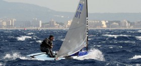 Masters Weltmeister André Budzien kämpft mit seinem Finn Dinghy gegen die Urgewalten vor Palma. © Marina Könitzer