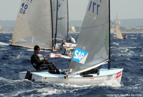 Jan Kurfeld beendete die Serie in Hyères mit einem Tagessieg und verpasst das Medalrace nur um wenige Punkte. © Marina Könitzer
