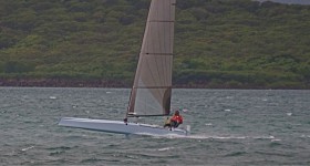 Auch vor dem Wind im Trapez. Der hohe Speed erfordert auch auf diesem Kurs das Ausreiten. © M. Fischer