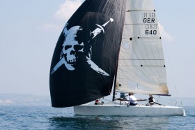 Immerhin kommt die Melges 24 dazu ihren hübschen Piraten-Gennaker kurz zu zeigen, bevor er mangels Wind zusammenfällt. © www.mono22.de