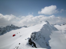 Zwei Künstler-Bergsteiger wollen ein 180 Kilo schweres Boot wie in dieser Montage über die Alpen schleppen. © Passage 2011