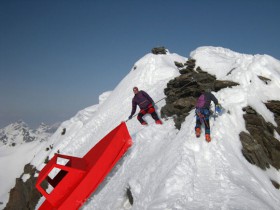 Boot am Gipfel. So soll es werden. Die steilen Stellen müssen per Flaschenzug überwunden werden. © Passage 2011