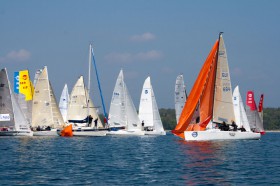 35 Sportboote unterschiedlichen Typs wollen starten. Die Melges kommt zu spät. Aber die Crew weiß sicher, dass bald abgeschossen wird. © www.mono22.de