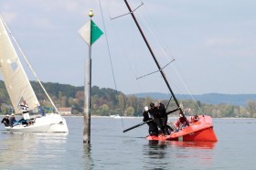Mangels genügend Wasser im Bodensee kommt diese Longtze nur mit starker Krängung um die Ecke. © www.mono22.de