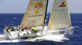 Die zweite Telefonica Yacht (black) segelte 2008/09 glücklos und verpasste die fünfte Etappe wegen großer Schäden. 2011 soll es besser werden. © volvooceanrace.org
