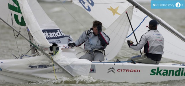 Bei Percy/Simpson kommt der Mast von oben. Olympiasieger Vorschoter Andrew Simpson kann es nicht fassen. Die Briten kommen noch ins Ziel verpassen aber das Medalrace. © Sander van der Borch Bei Percy/Simpson kommt der Mast von oben. Olympiasieger Vorschoter Andrew Simpson kann es nicht fassen. Die Briten kommen noch ins Ziel verpassen aber das Medalrace. © Sander van der Borch