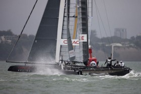 Luvtonnenrundung. Der Gennaker Schlauch ist gesetzt. Es wird eng. © Gilles Martin-Raget/www.americascup.com