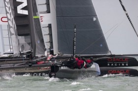 Ausreiten ist angesagt. Team New Zealand Steuermann Dean Barker dürfte sich an seine Zeit im Laser und Finn zugute kommen. © Gilles Martin-Raget/www.americascup.com