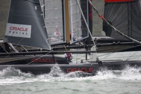 Aufgewühltes Wasser, enge Manöver, die AC45 segeln ihre Rennen eng beieinander. © Gilles Martin-Raget/www.americascup.com