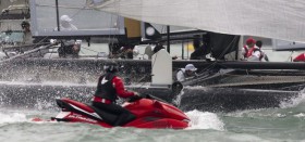 Schiedsrichter checkt per Jet-Bike die Lage auf dem AC45 Rennkurs. © Gilles Martin-Raget/www.americascup.com