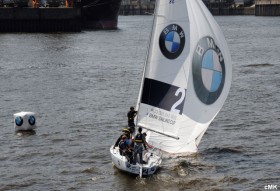 Das Segeln unter Gennaker ist auf dem Journalisten-Dampfer ausbaufähig. An der Leetonne steht er dann endlich. © Marina Könitzer