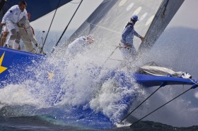 Vorschiffsarbeit auf dem 100 Fußer "Esimit Europa". Das Projekt soll europäisches Teamwork darstellen. © Arrigo/Rolex