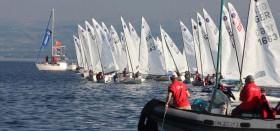 Gute Arbeit des Wettfahrtleiter-Teams. Die Europe Startlinie liegt exakt. © YC Immenstaad/sailing-photography.com