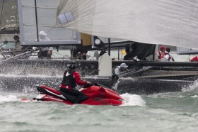 Der Schieri auf dem wendigen Jet Ski gehört zum neuen Gesicht des 34. America´s Cups. Aber es ist noch nicht klar, ob er wirklich zum Einsatz kommt. © Martin-Raget/americascup.com
