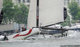 Mit Vollgas erwischt. Der Alinghi-Vorschiffsmann purzelt nach vorne. Das Großsegel mit dem Hydraulik-Zylinder kann nicht weiter geöffnet werden. © Marina Könitzer