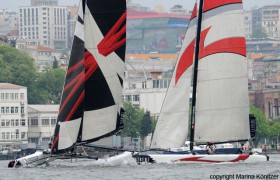 Alinghi wollte hinter dem Heck von Gäbler abfallen, hat aber zu viel Druck in den Segeln. © Marina Könitzer