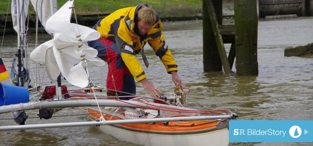 Andreas Gabriel turnt auf dem selbstgebauten Kajak-Kat, mit dem er rund Europa segeln will. © Jörg Knorr