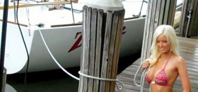 Potenzielle Vorschiffsfrau bei ersten Seil-Übungen am Steg, bevor sie sich auf das Boot wagt. © www.hooterscalendar.com