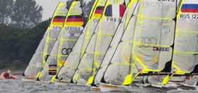 49er Start nahe unter Land. Die deutschen Spitzenteams steuern auf ein dramatisches Duell im Medalrace zu. © okpress/Kieler Woche