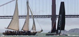 AC45 trifft dei mit Journalisten vollgestopfte "America"-Replika vor der Golden Gate Bridge. © Martin-Raget/Oracle Racing