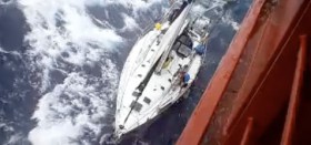 Die Sun Odyssee 45.2 "Baccus" hat nach eine Wassereinbruch am Container Frachter angelegt. Der Mast kracht permanent gegen die Bordwand.