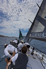 "Container" liegt in der Gesamtwertung nur noch drei Punkte hinter der führenden "Quantum". © Ian Roman/Audi MedCup