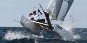 Jens Uwe Tonne hebt mit seinem F18 ab. Die Kats hatten teilweise schwer zu kämpfen. © www.segel-bilder.de/Kieler Woche