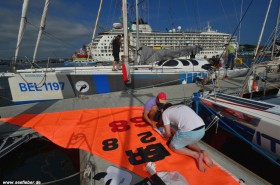 Vorbereitungen für den großen Schlag. Nummern kleben im Trysegel direkt vor "Wolfies Toy", der ehemaligen Yacht von Wolfgang Quix. Sie startet jetzt für Belgien. © Seefieber.de