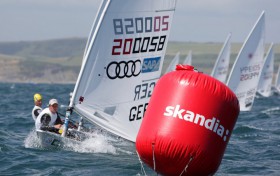 Simon Grotelüschen zeigt erneut, dass er besonders bei Starkwind fast mühelos Top-Plätze einfahren kann. © onEdition