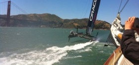 James Spithill präsentiert den AC45 vor der Golden Gate Bridge und den versammelten Medien. © Felix Schulte