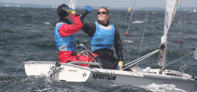 Tina Lutz und Susann Beucke klatschen sich ab nach einem starken Tag mit den Plätzen 3/3/1. © segelreporter.com