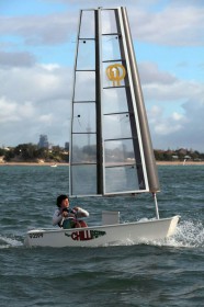 Der neuseeländische Optimist-Meister Leonard Takahashi-Fry probiert den Flügel. Es ist die Spitze eines A-Cat Profils. © Oracle Racing