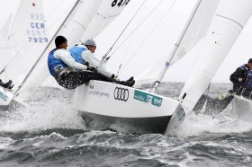 Johannes Babendererde und Timo Jacobs müssen das blaue Leibchen des Tageszweiten am dritten Tag vorerst wieder ausziehen. Sie liegen nun auf Rang sechs. © segelbilder.de/Kieler Woche
