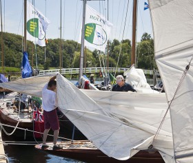 Schmales Heck, großes Segel. 6er, 8er und 12er werden am Flensburger Segel Club für den großen Auftritt vorbereitet. Schmales Heck, großes Segel. 6er, 8er und 12er werden am Flensburger Segel Club für den großen Auftritt vorbereitet. © Rolex / Daniel Foster