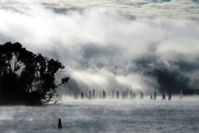 Weltuntergangsstimmung bei der Sauna Sail Regatta in Australien auf einem Kühlbecken. © John Curnow/ORCV