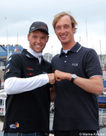 Werbung für den Segelsport. Philipp Buhl (l) und Simon Grotelüschen reißen die Fans durch ihr faires, sympathisches Duell auf höchstem Niveau mit. © Marina Könitzer
