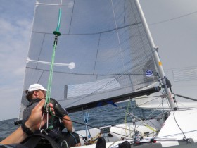 Kumpel Willi wie zu alten Laser-Zeiten, mit dem Körper die Jolle durch die Welle schiebend. © SegelReporter.com