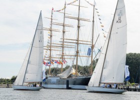 Die Bürgermeister von Kiel und Travemünde mit den Zwölfern "Evaine" (l) und "Trivia" vor der "Passat" auf der Trave. © MK/Travemünder Woche